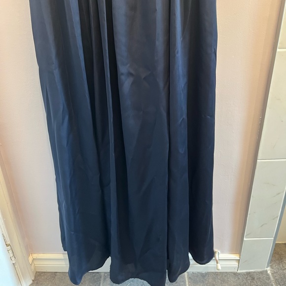 Vera Wang Bridesmaid Dress. Floor length. Navy. Size 10 - Picture 2 of 6